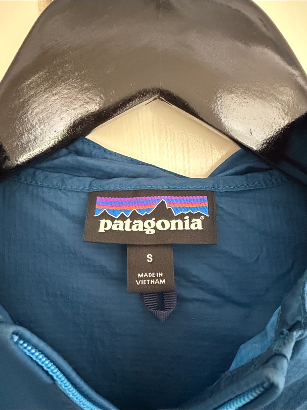 Patagonia Hooded Lightweight Jacket in Deep Blue with Aqua Zipper - Picture 2 of 4